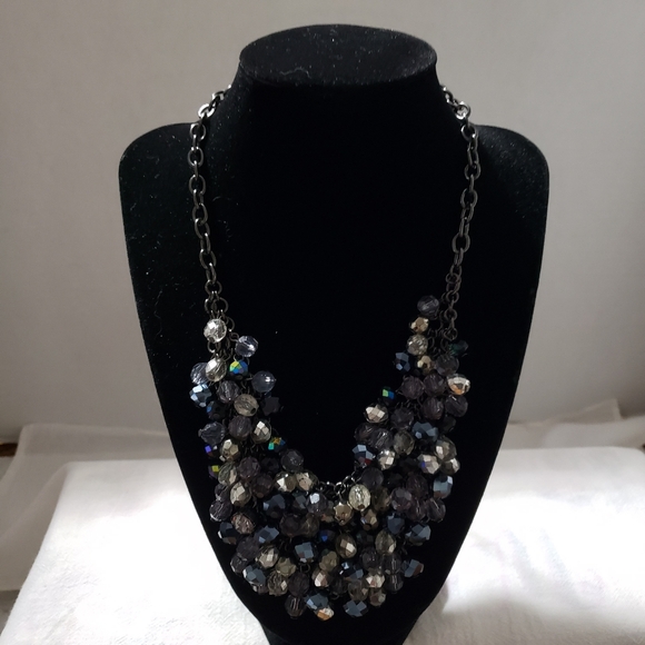 Vintage black necklace with a bib of iridescent beads - Picture 4 of 8
